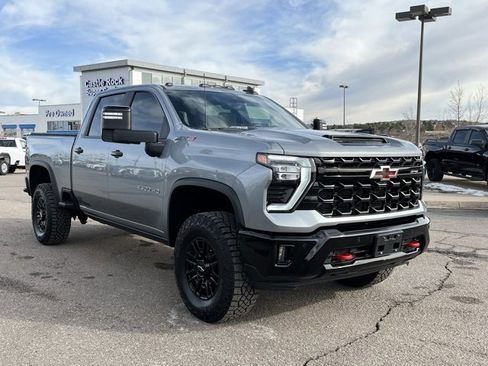 Used 2025 Chevrolet Silverado 2500 ZR2 w/ Technology Package image 7