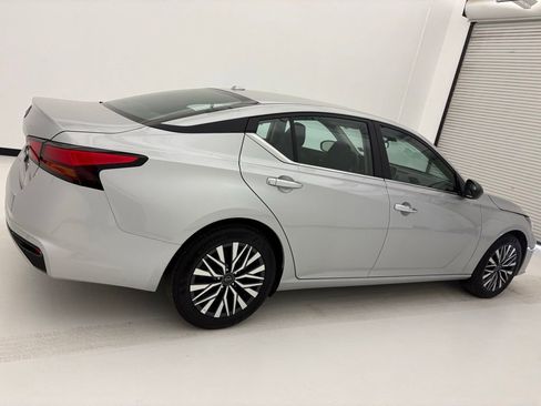 Used 2025 Nissan Altima 2.5 SV FWD image 18