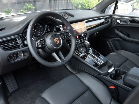 Certified 2026 Porsche Macan AWD/4WD image 4