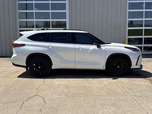 Used 2023 Toyota Highlander XSE AWD/4WD image 2