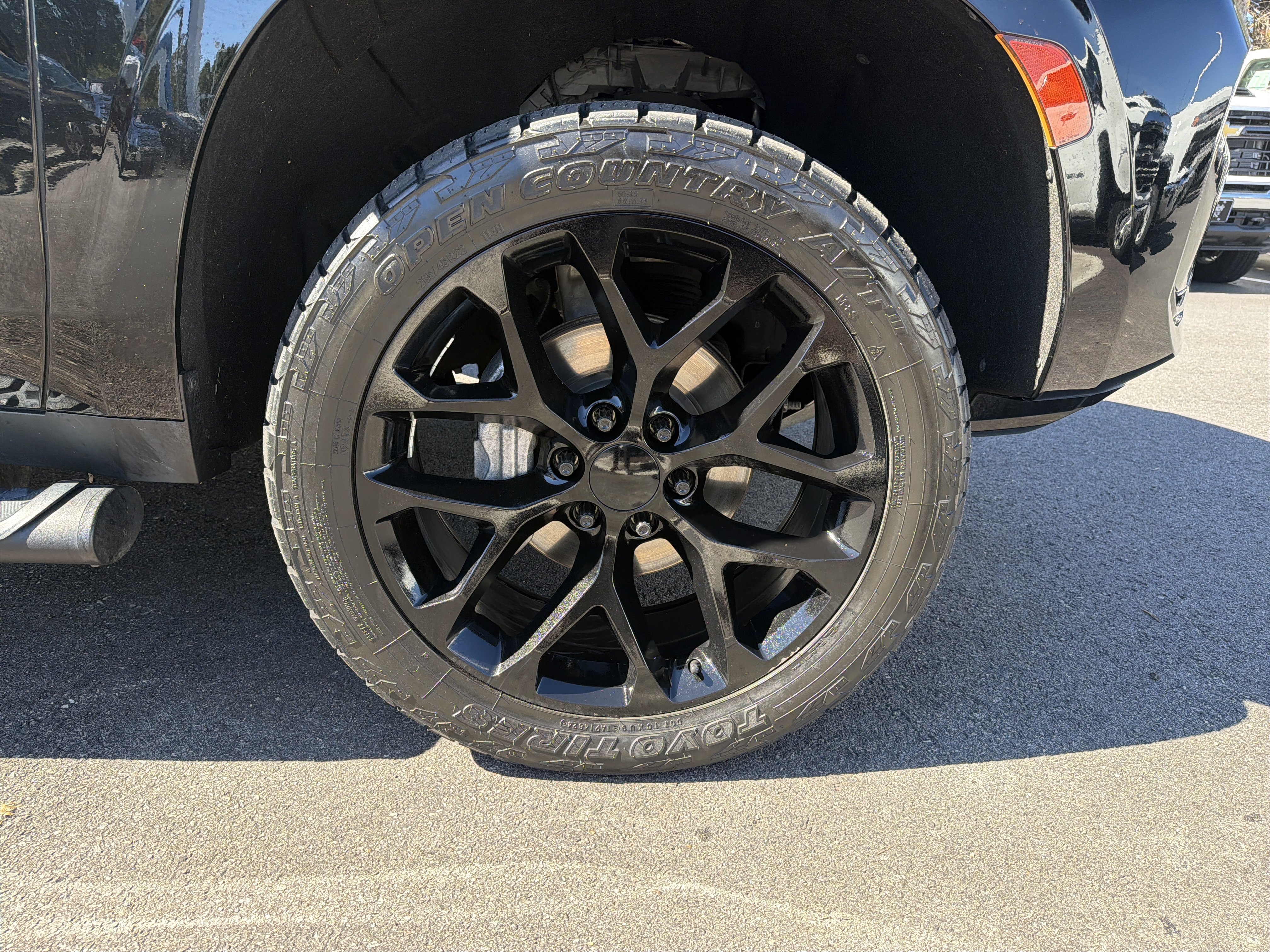 Used 2021 Chevrolet Tahoe Z71 w/ Z71 Off-Road Package AWD/4WD image 13