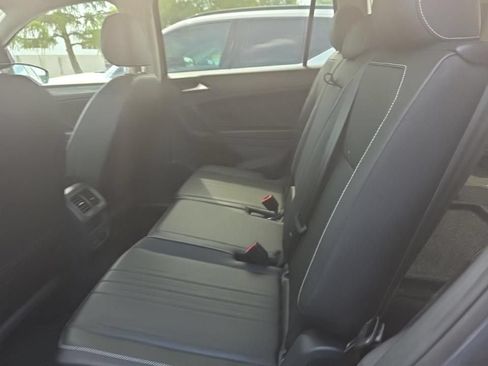 Used 2023 Volkswagen Tiguan SE w/ Panoramic Sunroof Package FWD image 9
