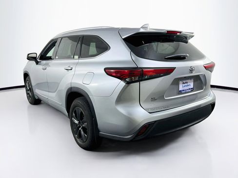 Used 2022 Toyota Highlander XLE image 7