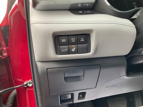 Used 2023 Toyota Highlander Limited image 8