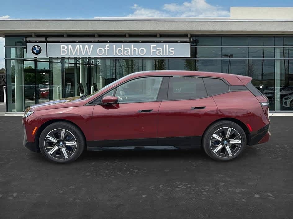 Used 2024 BMW iX xDrive50 w/ Sport Package AWD/4WD image 4