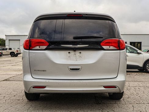 Used 2023 Chrysler Voyager LX FWD image 5