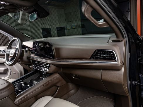 Used 2025 Chevrolet Suburban Z71 w/ Comfort Package image 18