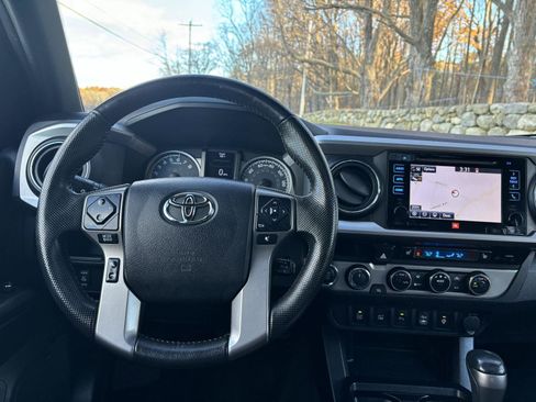 Used 2016 Toyota Tacoma Limited image 29
