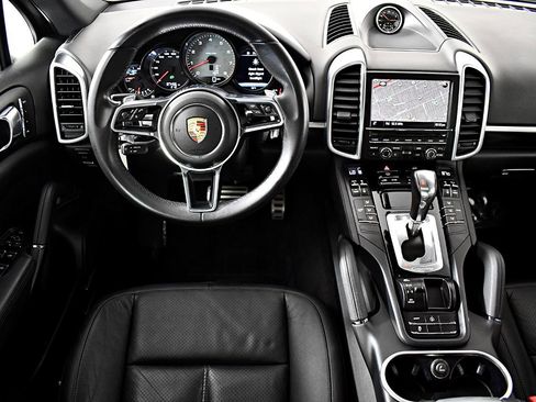 Used 2015 Porsche Cayenne S image 22