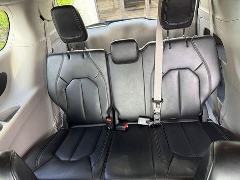 Used 2023 Chrysler Pacifica Touring-L FWD image 26