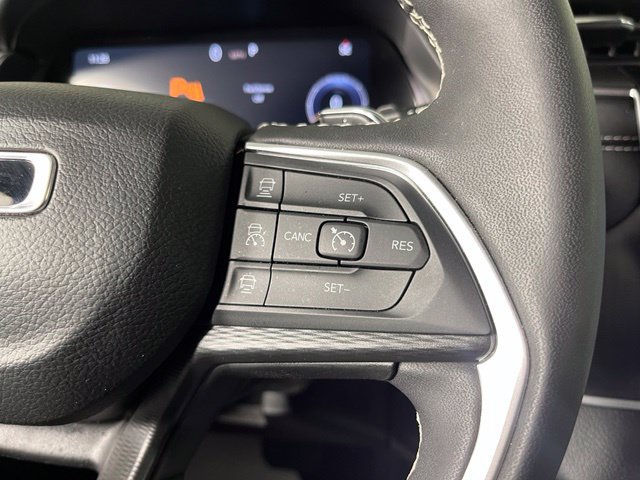 Used 2025 Jeep Grand Cherokee Altitude AWD/4WD image 21
