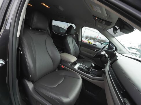 Used 2025 Kia Carnival EX image 41