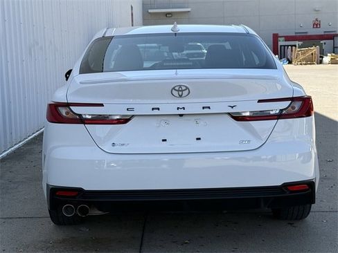 Used 2025 Toyota Camry SE w/ Convenience Package image 5