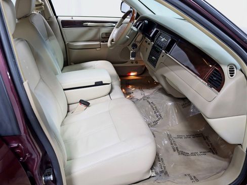 Used 2010 Lincoln Town Car Signature Limited RWD image 24
