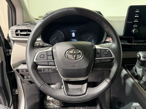 Used 2023 Toyota Sienna XLE image 24