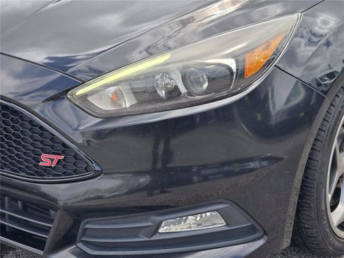 Used 2017 Ford Focus ST w/ Equipment Group 401A FWD image 9