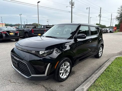 Used 2025 Kia Soul LX w/ LX Technology Package FWD image 3