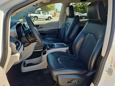 Used 2023 Chrysler Pacifica Touring-L FWD image 14