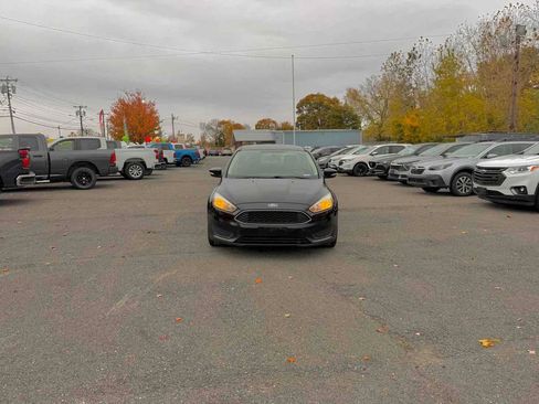 Used 2017 Ford Focus SE image 3