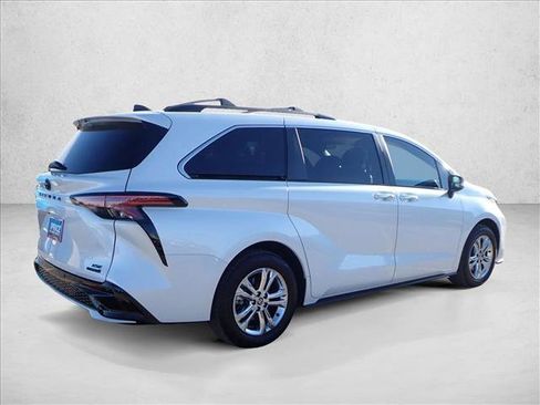 Used 2023 Toyota Sienna XSE image 4