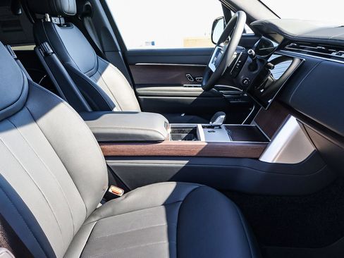 New 2025 Land Rover Range Rover SE image 17