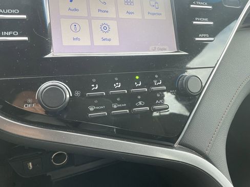 Used 2018 Toyota Camry LE image 21