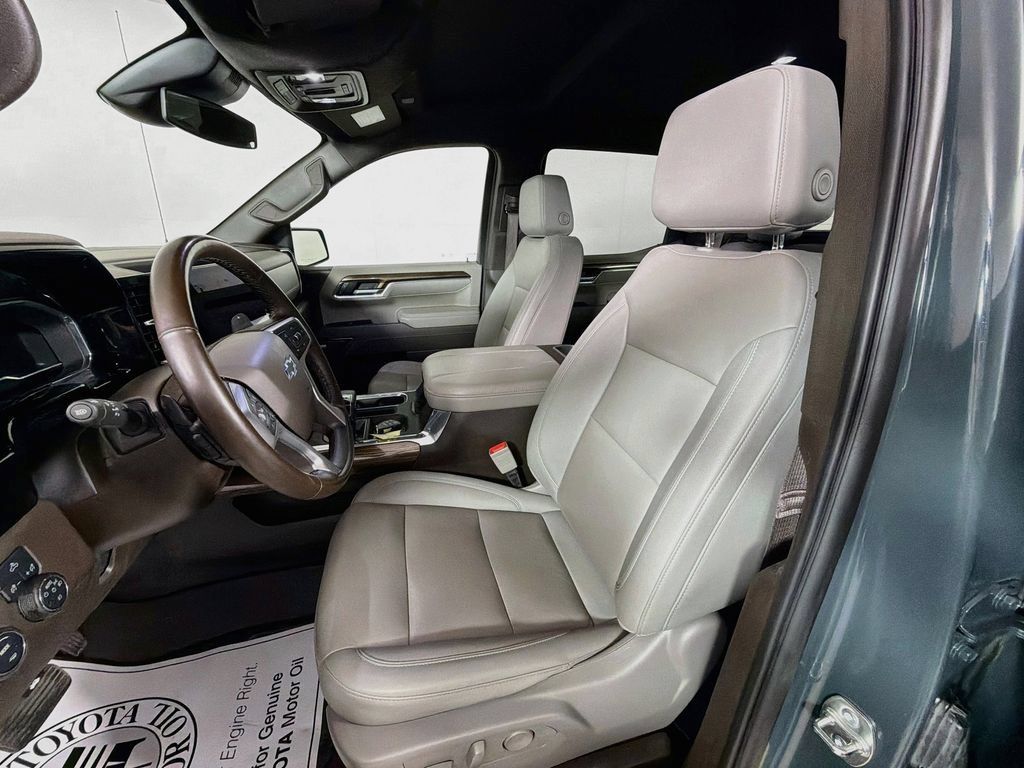 Used 2025 Chevrolet Silverado 1500 LT Trail Boss w/ Convenience Package II AWD/4WD image 12