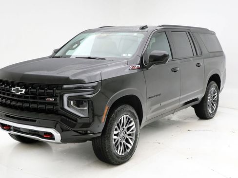 Used 2025 Chevrolet Suburban Z71 image 2