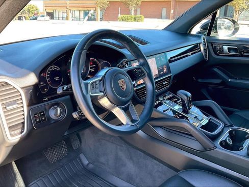 Used 2021 Porsche Cayenne image 2