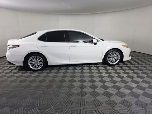 Used 2018 Toyota Camry XLE image 6