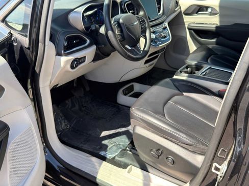 Used 2023 Chrysler Pacifica Touring-L FWD image 22