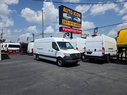 Used 2021 Mercedes-Benz Sprinter 2500 image 25