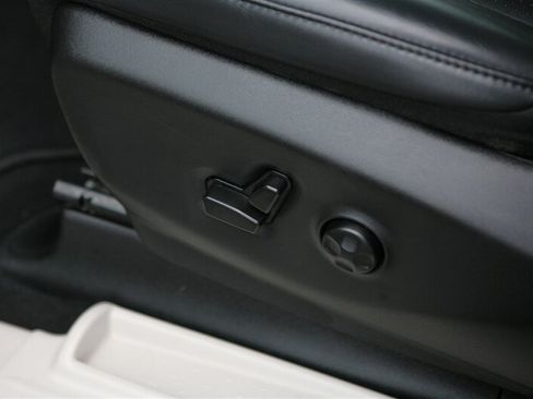 Used 2023 Chrysler Pacifica Touring-L FWD image 11