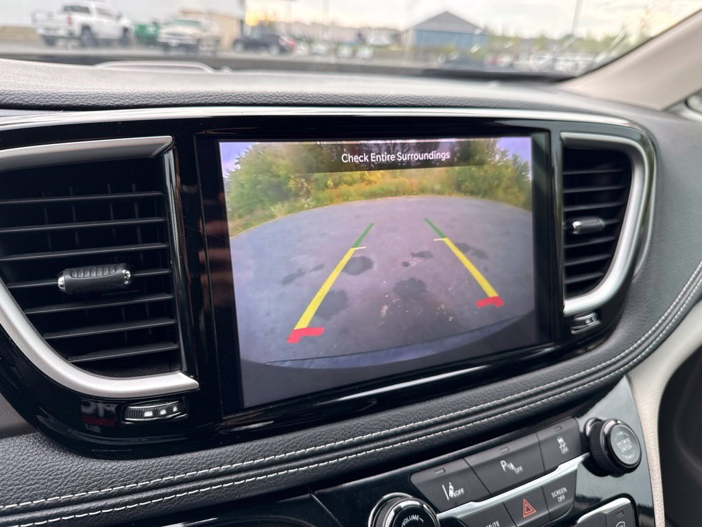 Used 2023 Chrysler Pacifica Touring-L FWD image 16