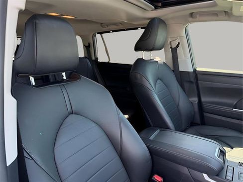 Used 2020 Toyota Highlander XLE image 31