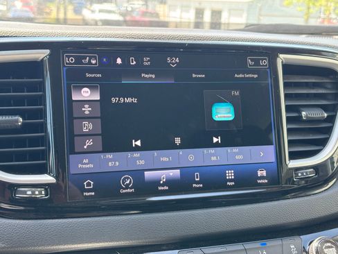 Used 2023 Chrysler Pacifica Touring-L image 5