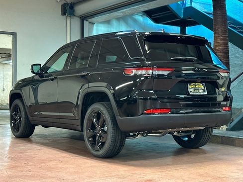 New 2025 Jeep Grand Cherokee Limited w/ Luxury Tech Group II image 3
