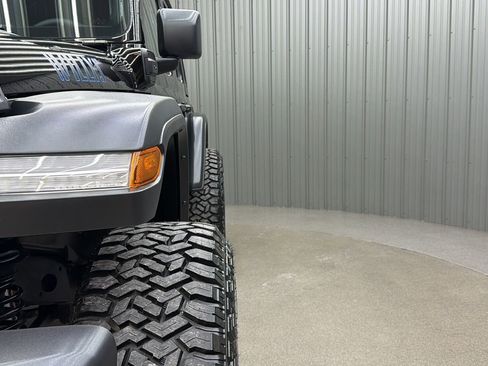 Used 2024 Jeep Wrangler Unlimited image 15