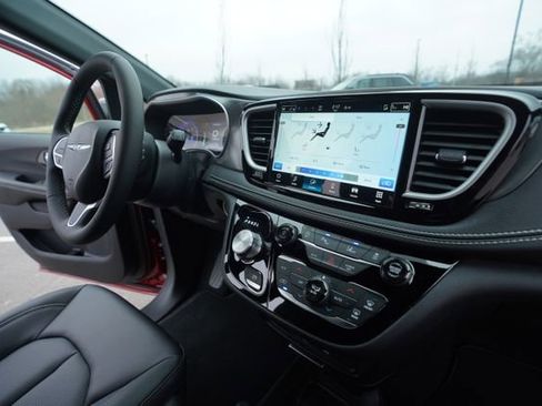 New 2026 Chrysler Pacifica Select image 33