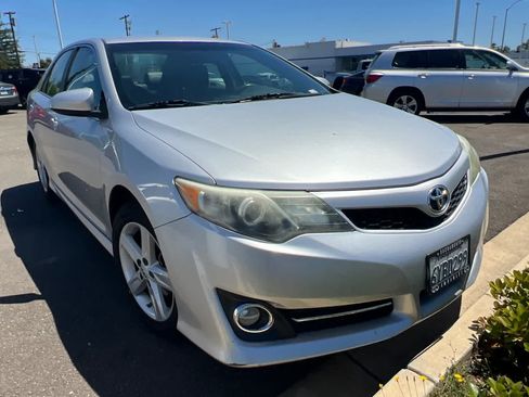 Used 2012 Toyota Camry SE FWD image 3