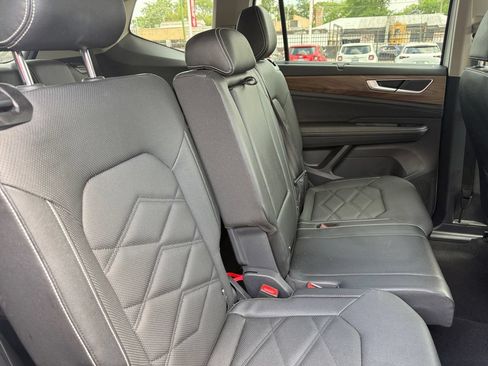 Used 2025 Volkswagen Atlas SE FWD image 24