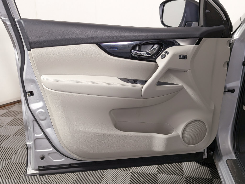 Used 2022 Nissan Rogue Sport SV w/ Technology Package FWD image 12