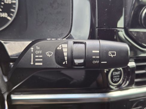 Used 2023 Nissan Pathfinder SL AWD/4WD image 17