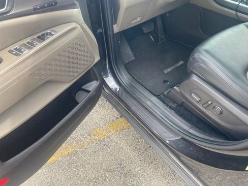 Used 2026 Kia Carnival EX FWD image 9
