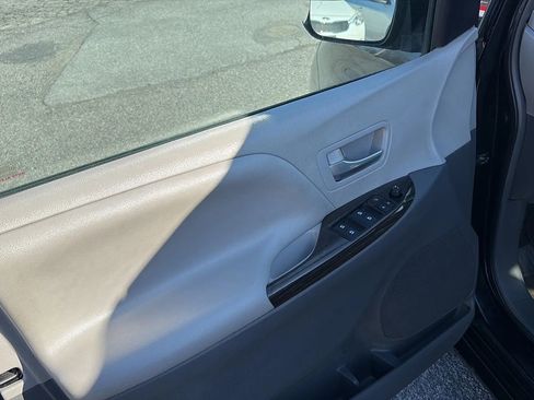 Used 2015 Toyota Sienna XLE image 15