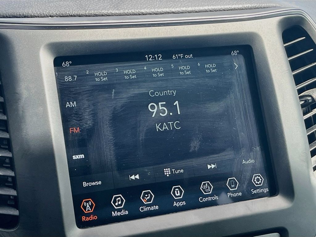 Used 2022 Jeep Cherokee Latitude Lux w/ Sun & Sound Group AWD/4WD image 14