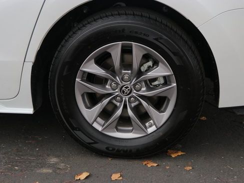 Used 2024 Toyota Sienna XLE image 6