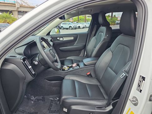 Used 2025 Volvo XC40 B5 Plus AWD/4WD image 16