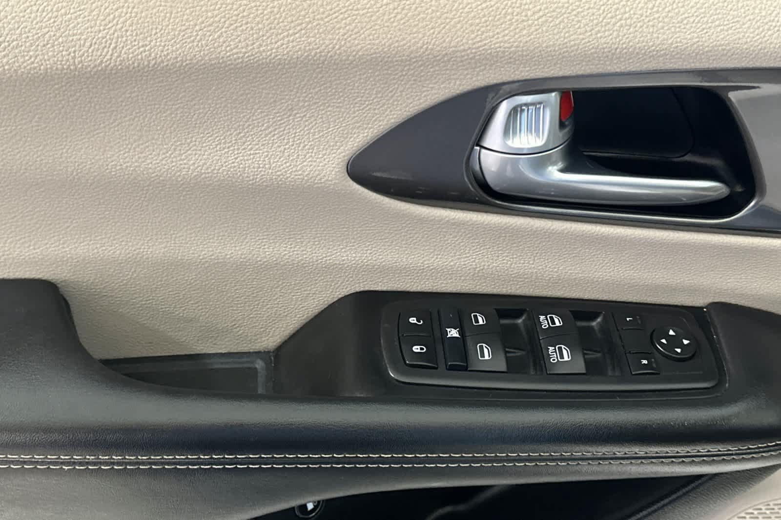 Used 2024 Chrysler Pacifica Limited FWD image 16