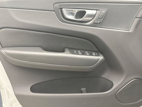 Used 2025 Volvo XC60 B5 Plus image 9